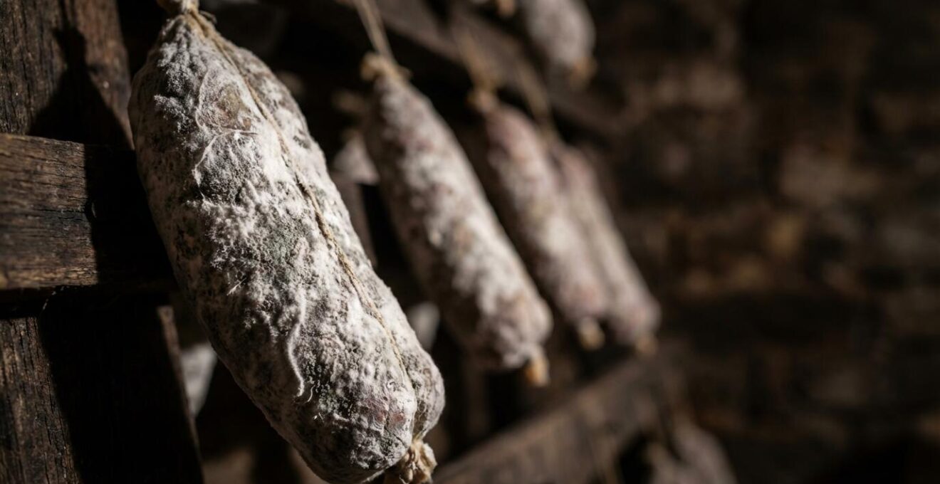Cave d'affinage traditionnelle avec saucissons artisanaux suspendus