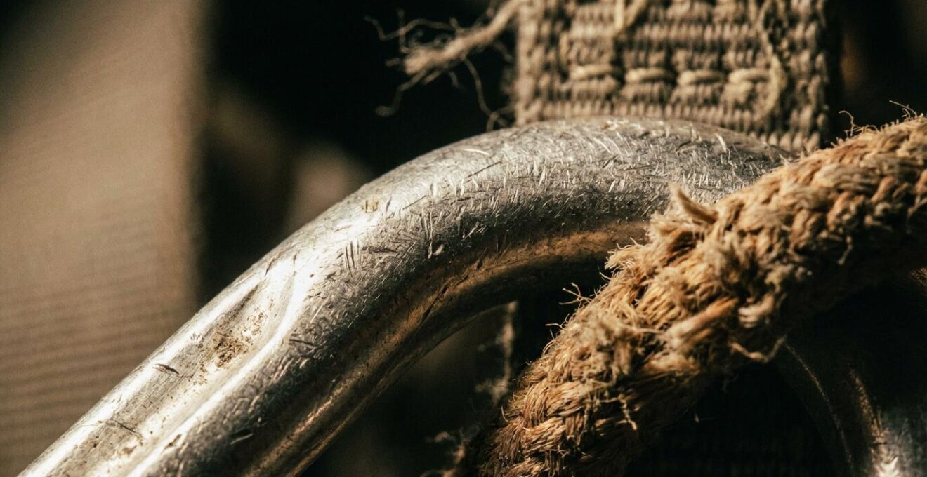 Vue macro détaillée d'équipement de protection sportive montrant l'usure et l'importance de la préparation